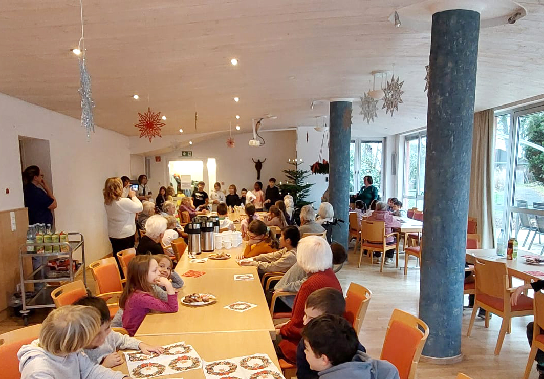 Schüler der Offenen Ganztagsschule zu Besuch im Seniorenzentrum Wartberghöhe.