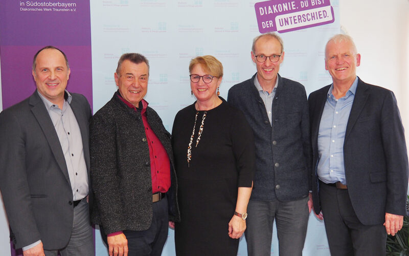 Diakonie-Geschäftsführer Andreas Karau (von links) verabschiedete Diakon Robert Münderlein und die Sozialpädagogin Christine Bohl in den Ruhestand; mit im Bild der künftige Fachbereichsleiter Soziale Dienste, Michael Sörgel, und Dekan Peter Bertram. Der offizielle Abschied erfolgt am Freitag, 19. Dezember, ab 10.30 Uhr bei einem feierlichen Gottesdienst in der evangelischen Auferstehungskirche in Traunstein.