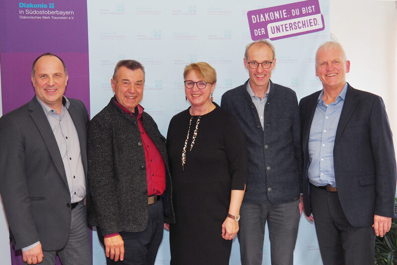 Diakonie-Geschäftsführer Andreas Karau (von links) verabschiedete Diakon Robert Münderlein und die Sozialpädagogin Christine Bohl in den Ruhestand; mit im Bild der künftige Fachbereichsleiter Soziale Dienste, Michael Sörgel, und Dekan Peter Bertram. Der offizielle Abschied erfolgt am Freitag, 19. Dezember, ab 10.30 Uhr bei einem feierlichen Gottesdienst in der evangelischen Auferstehungskirche in Traunstein.
