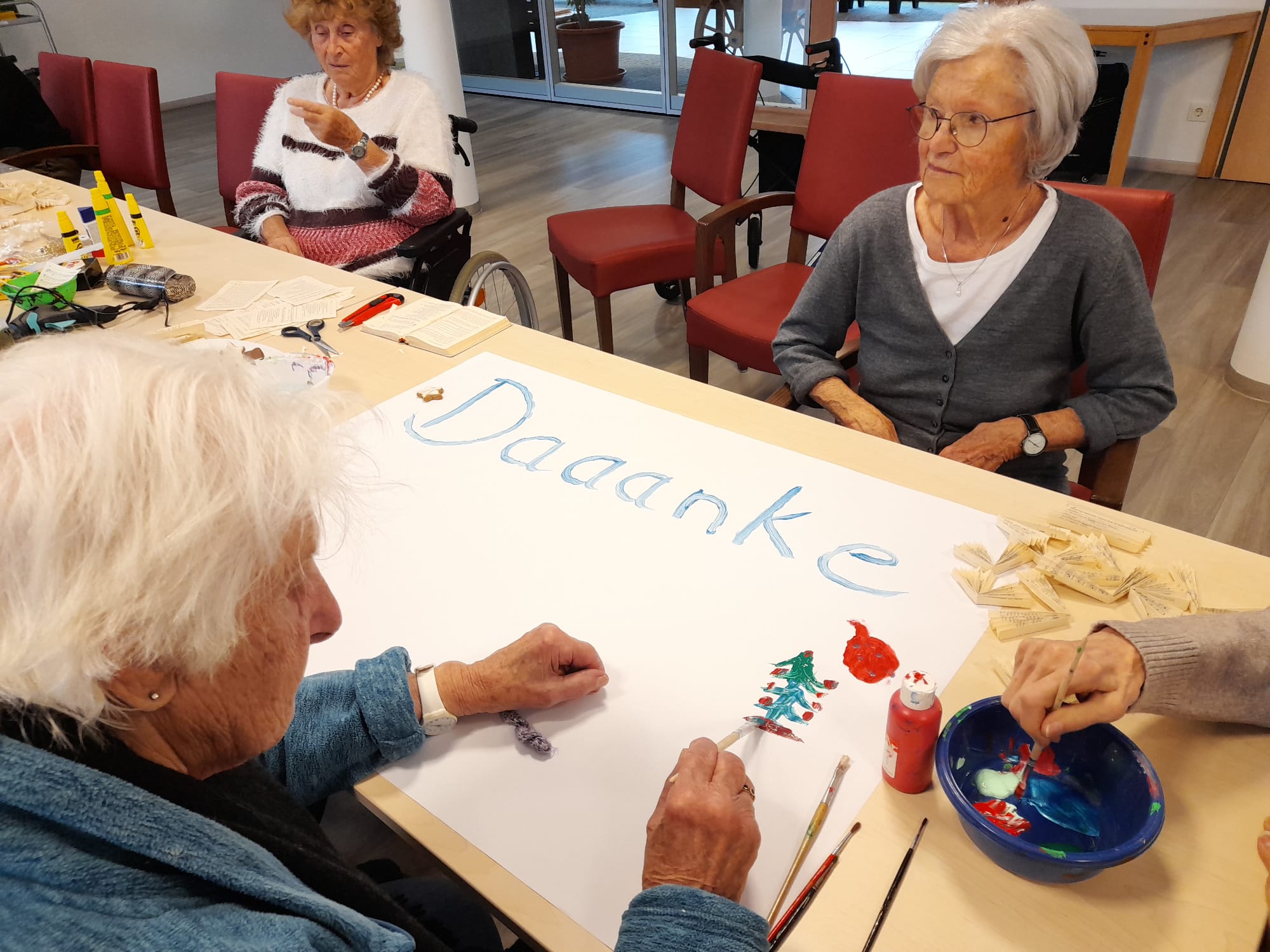 Mit einem selbst gestalteten Dankesplakat sagen Bewohnerinnen, Bewohner und Mitarbeitende herzlich Danke für die großzügige Weihnachtsspende.