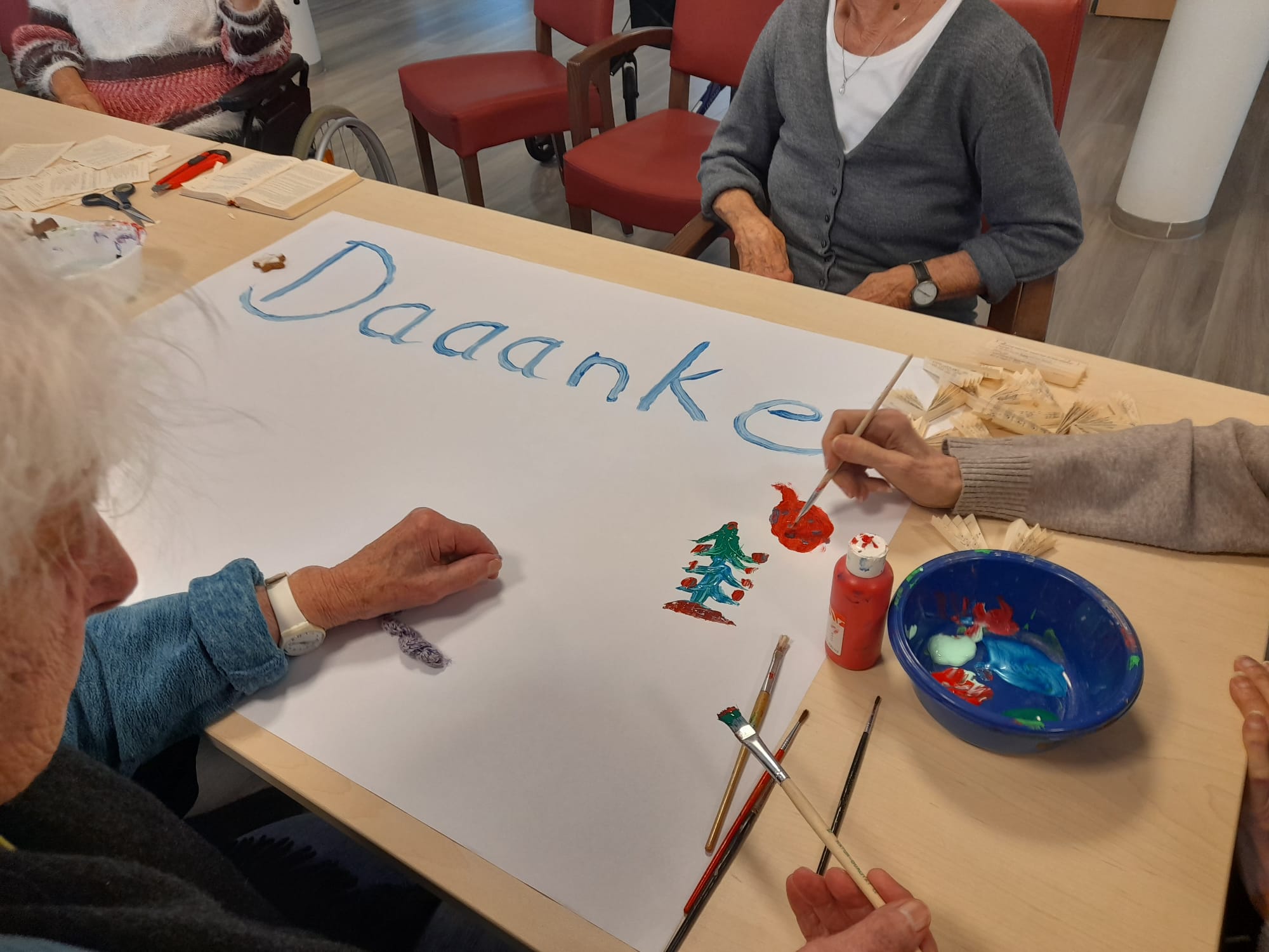 Mit einem selbst gestalteten Dankesplakat sagen Bewohnerinnen, Bewohner und Mitarbeitende herzlich Danke für die großzügige Weihnachtsspende.