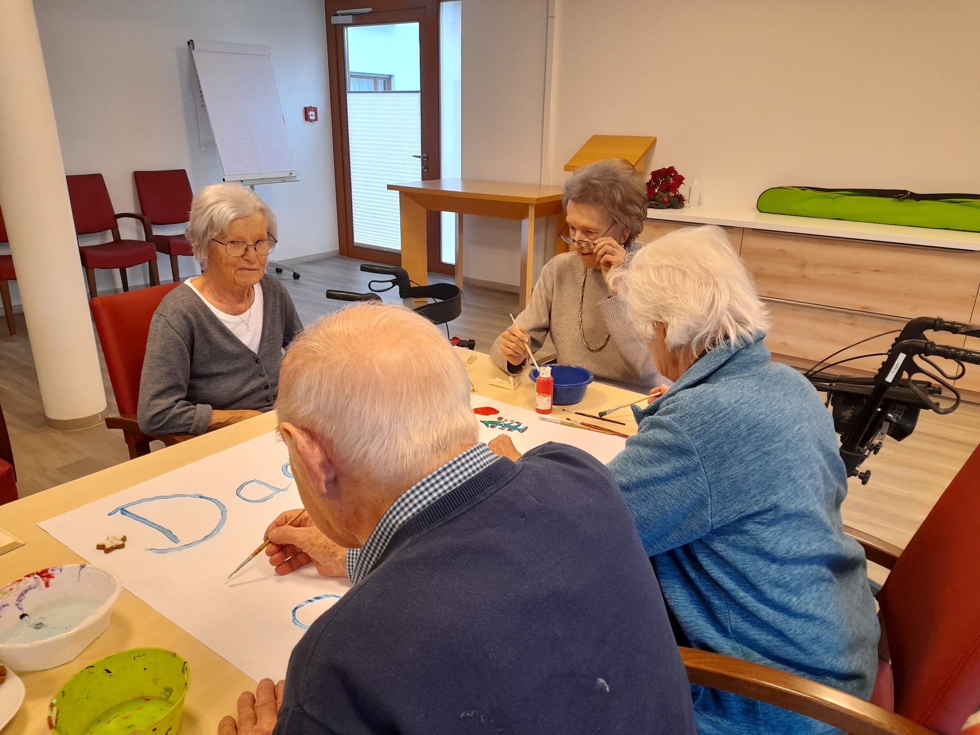 Mit einem selbst gestalteten Dankesplakat sagen Bewohnerinnen, Bewohner und Mitarbeitende herzlich Danke für die großzügige Weihnachtsspende.