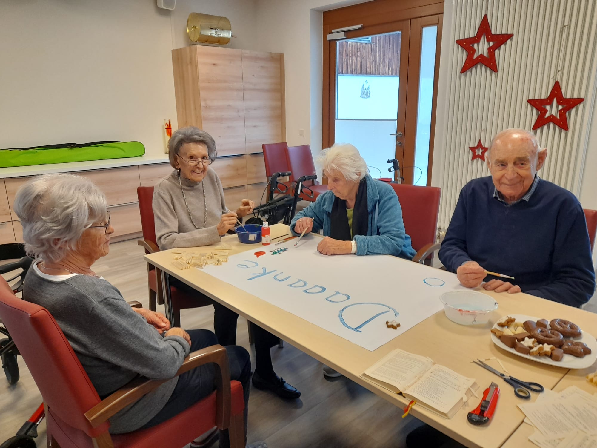 Mit einem selbst gestalteten Dankesplakat sagen Bewohnerinnen, Bewohner und Mitarbeitende herzlich Danke für die großzügige Weihnachtsspende.