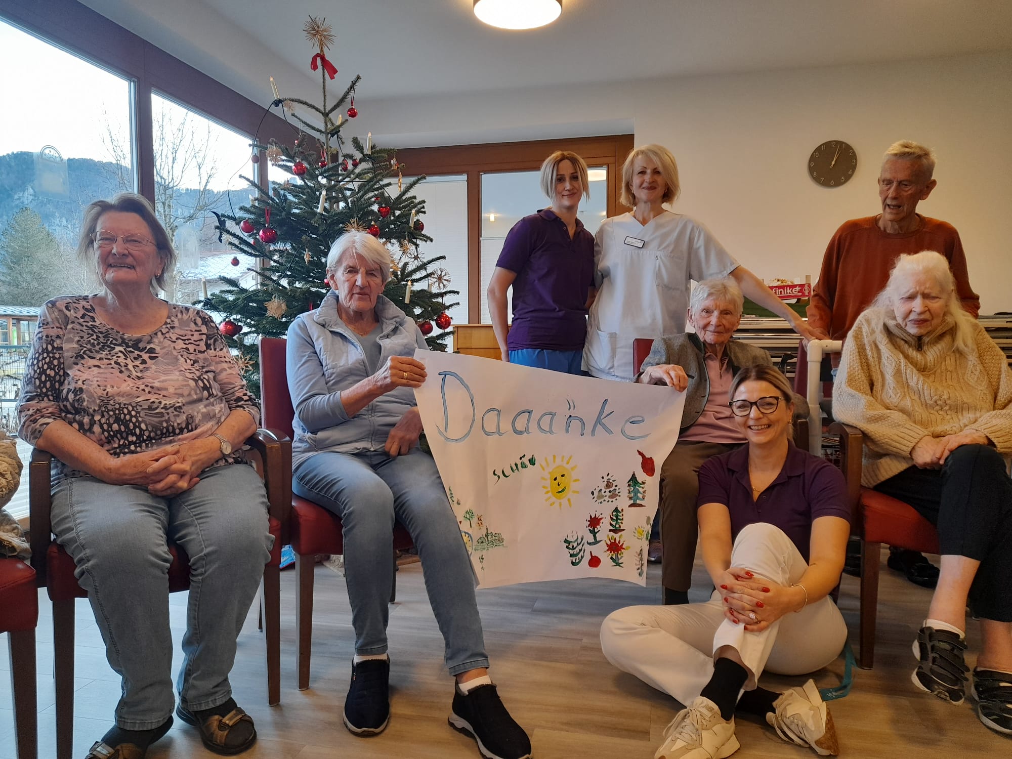 Ein herzliches Dankeschön aus dem Chiemgau-Stift: Die Freude über die Weihnachtsspende ist Bewohnerinnen, Bewohnern und Mitarbeitenden anzusehen.