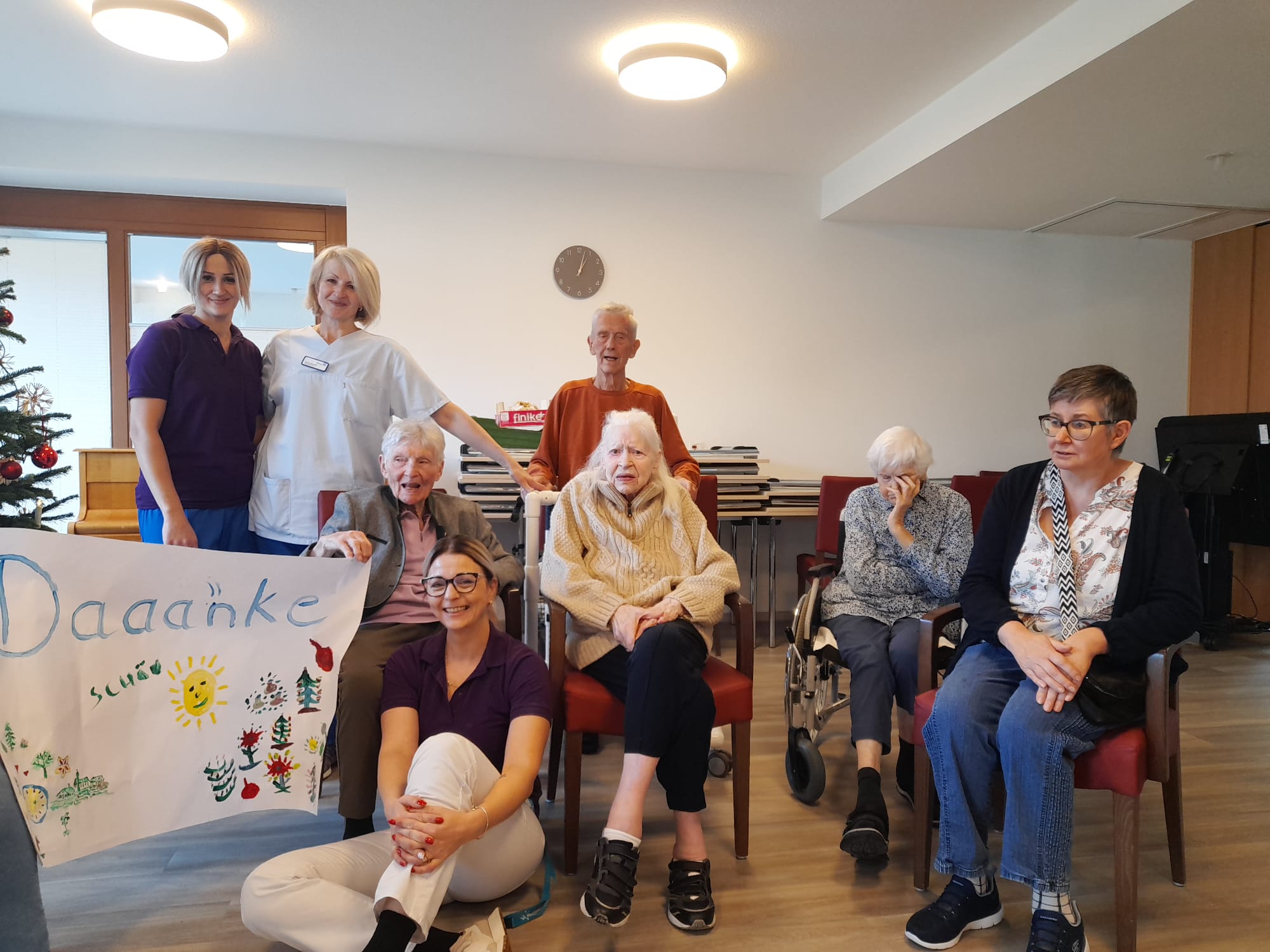 Ein herzliches Dankeschön aus dem Chiemgau-Stift: Die Freude über die Weihnachtsspende ist Bewohnerinnen, Bewohnern und Mitarbeitenden anzusehen.