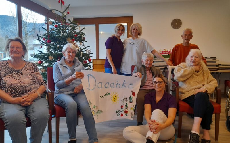 Ein herzliches Dankeschön aus dem Chiemgau-Stift: Die Freude über die Weihnachtsspende ist Bewohnerinnen, Bewohnern und Mitarbeitenden anzusehen.