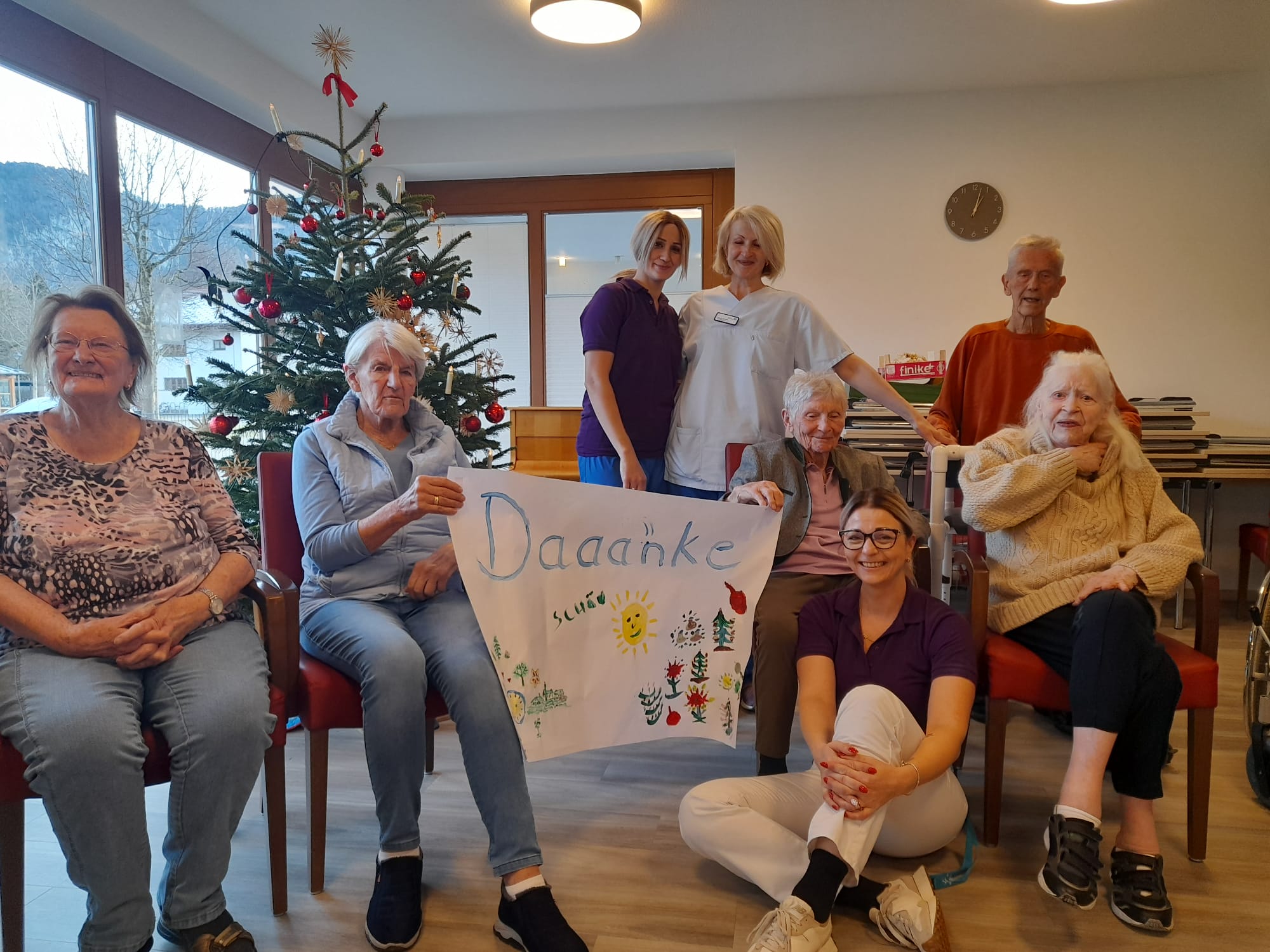 Ein herzliches Dankeschön aus dem Chiemgau-Stift: Die Freude über die Weihnachtsspende ist Bewohnerinnen, Bewohnern und Mitarbeitenden anzusehen.