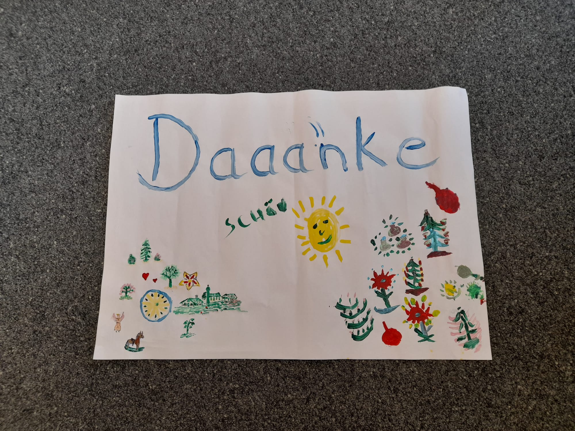 Mit einem selbst gestalteten Dankesplakat sagen Bewohnerinnen, Bewohner und Mitarbeitende herzlich Danke für die großzügige Weihnachtsspende.