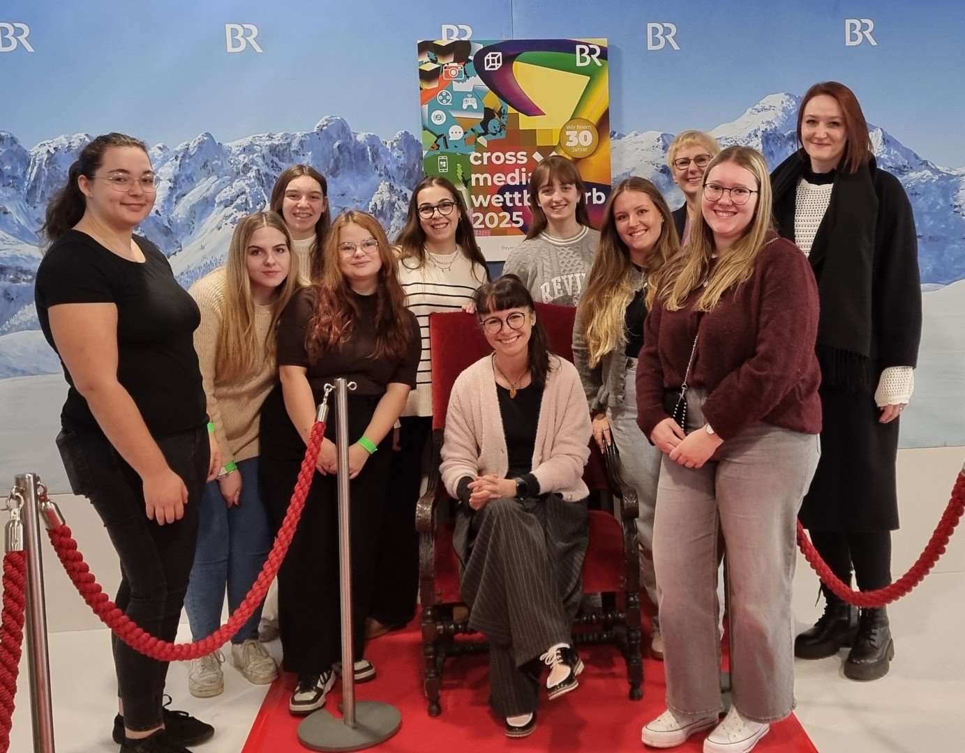 Studierende und Dozentinnen freuen sich über den Crossmedia-Preis