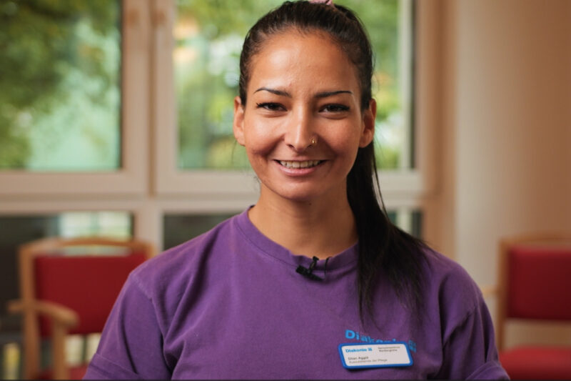 Unsere Pflegefachkraft Dilan erzählt, warum sie in der Pflege arbeitet und was sie an ihrem Beruf besonders schätzt.