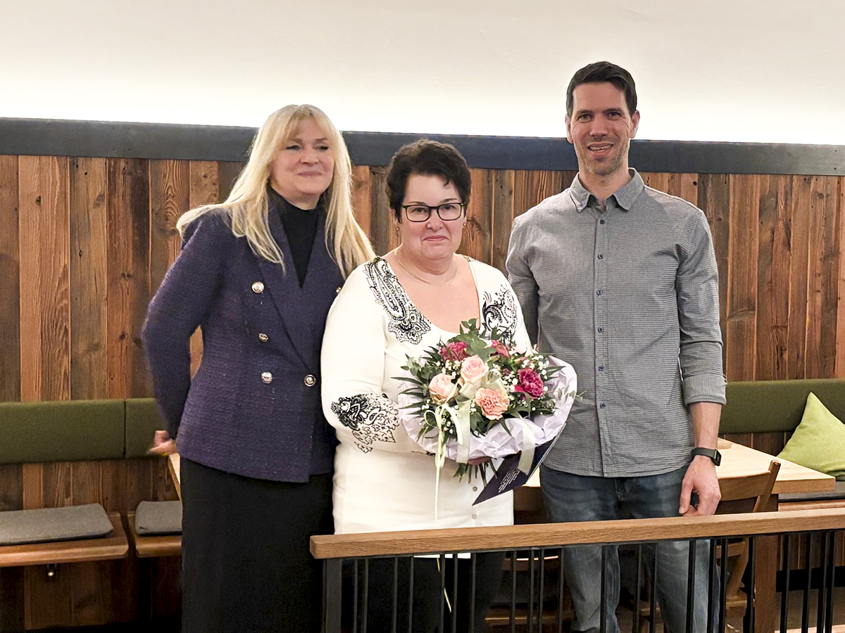 Einrichtungsleiter Michael Schnappinger und Pflegedienstleiterin Kerstin Niemietz gratulierten Angela Birnbacher zum 25-jährigen Dienstjubiläum.