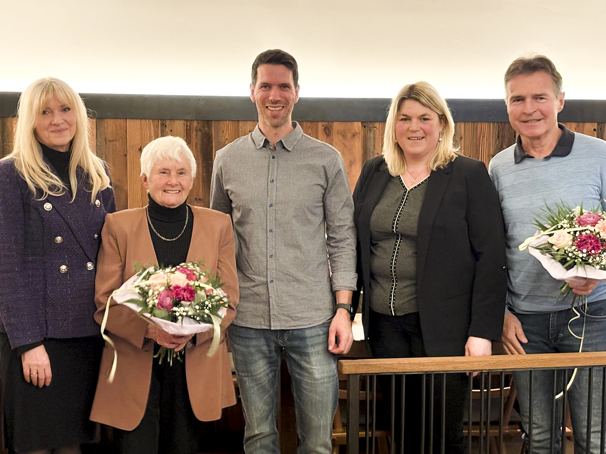 Als Dank für ihre ehrenamtliche Tätigkeit im Seniorenzentrum Wartberghöhe erhielten Frau Brigitte Kohler (zweite von links) und Herr Thomas Rahm (rechts) einen Blumenstrauß.