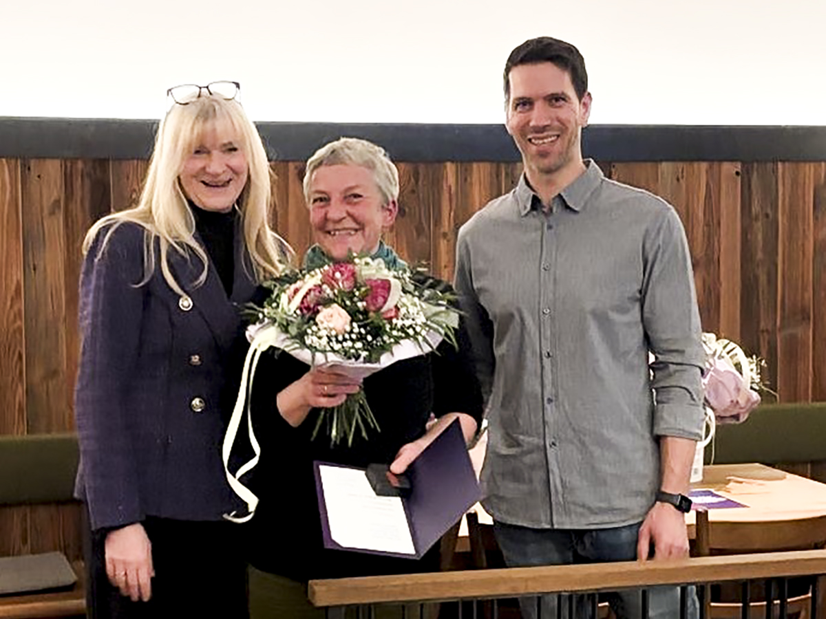Christiane Kraller bekam zum 25-jährigen Dienstjubiläum herzliche Glückwünsche von Einrichtungsleiter Michael Schnappinger und Pflegedienstleiterin Kerstin Niemietz.
