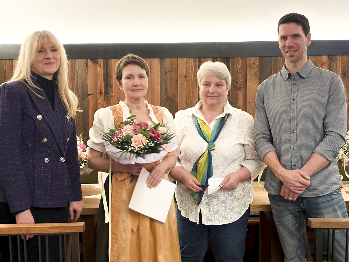 Ihr 10-jähriges Dienstjubiläum feierte Nadja Krischkov, mittlerweile Leiterin der Wäscherei. Hauswirtschaftsleiterin Ruth Lehmann (zweite von rechts), Kerstin Niemietz und Michael Schnappinger gratulierten ganz herzlich.