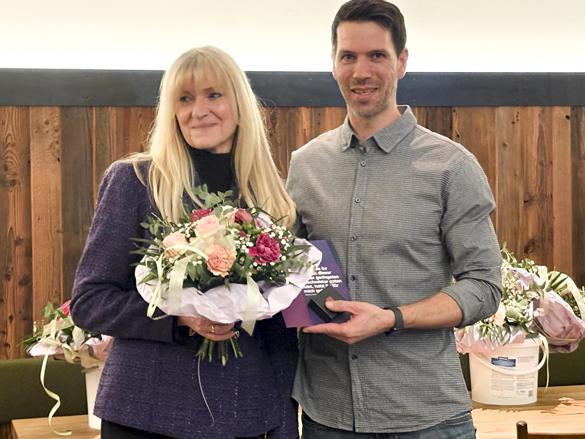 Pflegedienstleiterin Kerstin Niemietz selbst kann ebenfalls auf 25 Jahre auf der Wartberghöhe zurückblicken. Michael Schnappinger bedankte sich bei ihr und würdigte ihren vorbildlichen Einsatz im Seniorenzentrum Wartberghöhe.