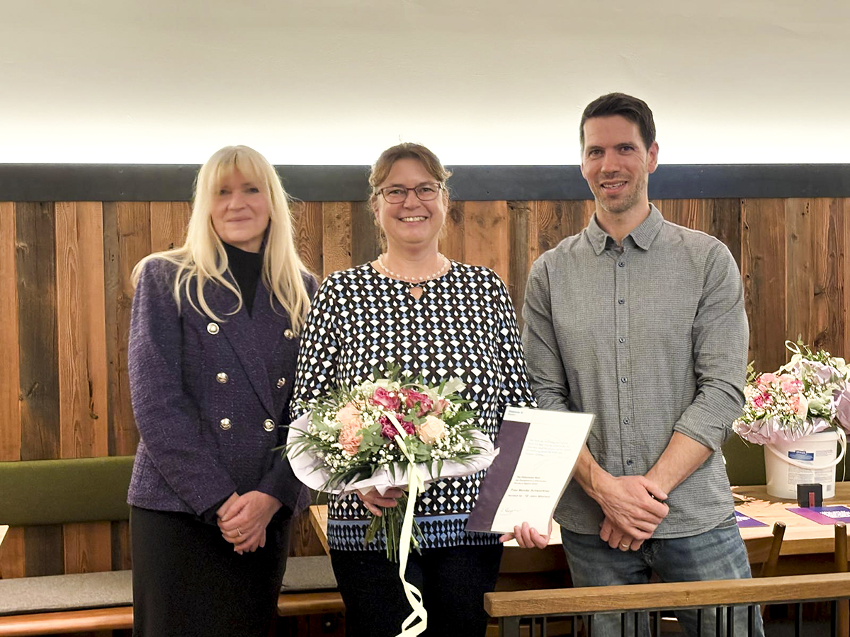 Monika Schwankner, Leiterin der Verwaltung, feierte ihr 10-jähriges Dienstjubliäum. Plegedienstleiterin Kerstin Niemietz und Einrichtungsleiter Michael Schnappinger gratulierten ganz herzlich.