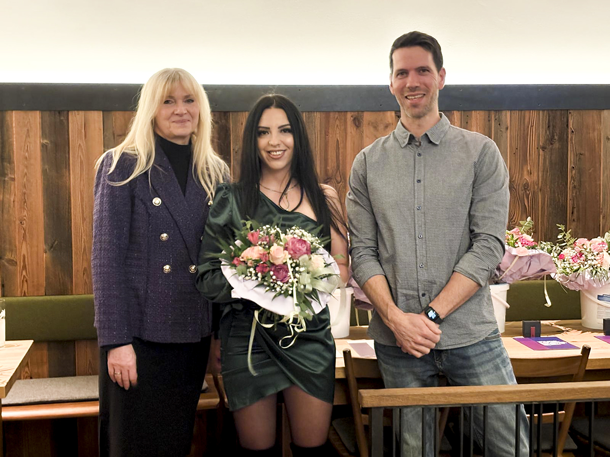 Valentina Sunjic durfte zur bestandenen Prüfung zur Pflegefachkraft herzliche Gratulationen entgegennehmen.
