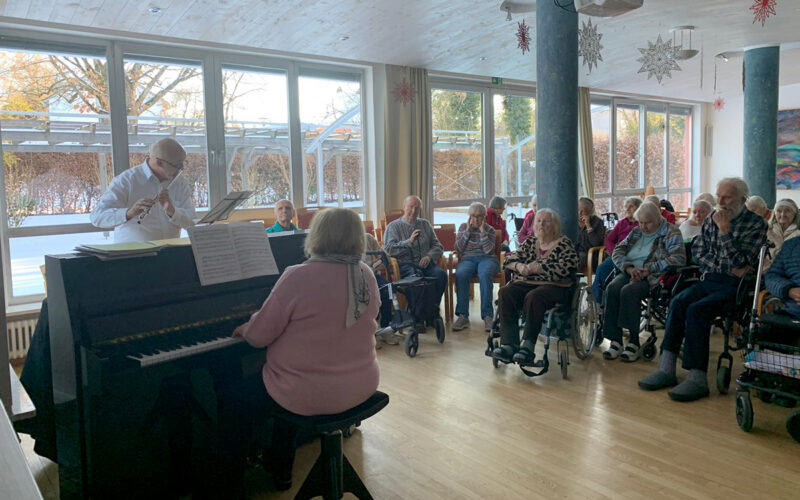 Gespannt lauschen die anwesenden Seniorinnen und Senioren den Klängen von Klavier und Querflöte.