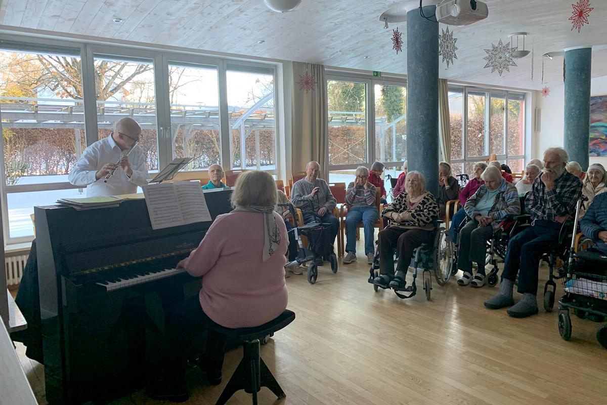Gespannt lauschen die anwesenden Seniorinnen und Senioren den Klängen von Klavier und Querflöte.