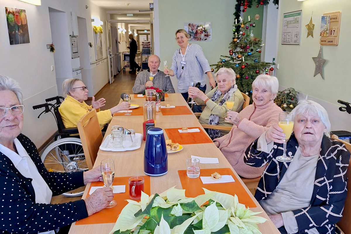 Seniorinnen und Senioren stießen auf das neue Jahr an.