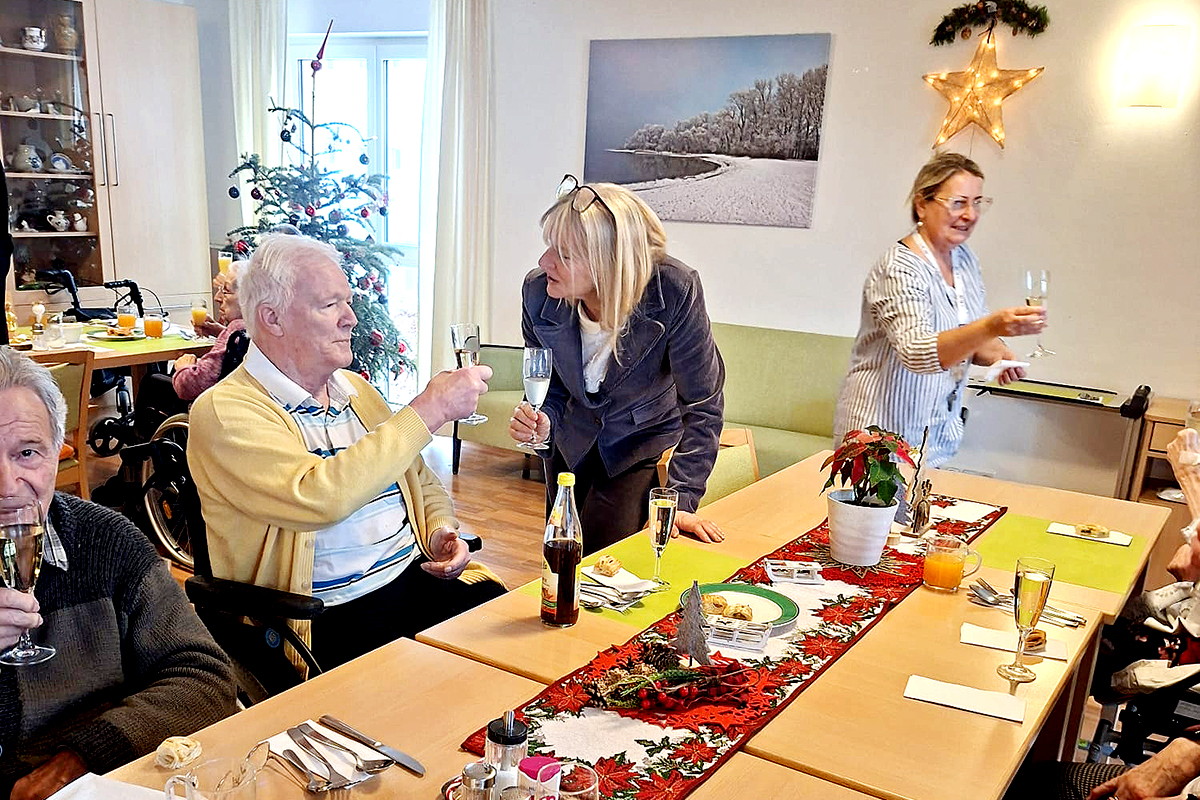 Pflegedienstleitung Kerstin Niemietz wünschte einem Bewohner alles Gute für das neue Jahr.