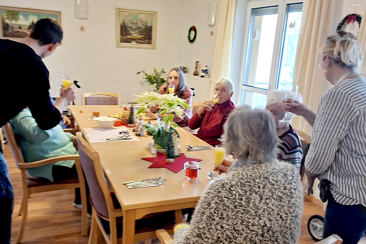 Mit einem Glas Sekt stießen Seniorinnen und Senioren auf das neue Jahr an.