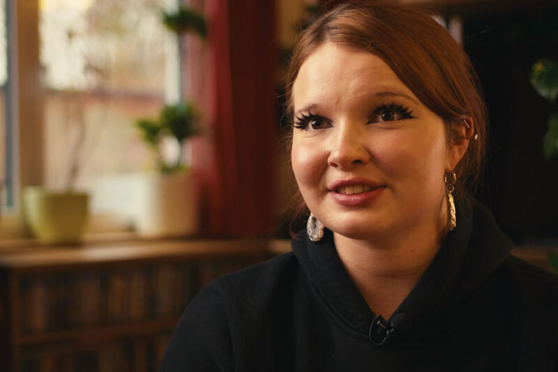 Fachkraft Urte erläutert gemeinsam mit Kollege Lukas und Einrichtungsleiterin Nina Dötterl,