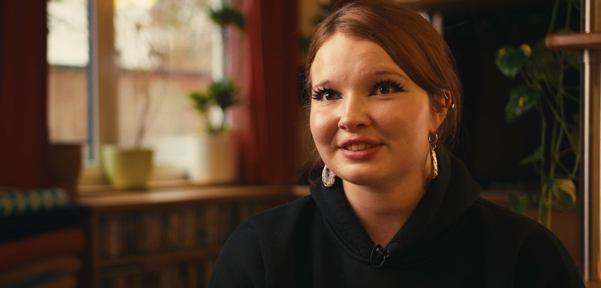 Fachkraft Urte erläutert gemeinsam mit Kollege Lukas und Einrichtungsleiterin Nina Dötterl,