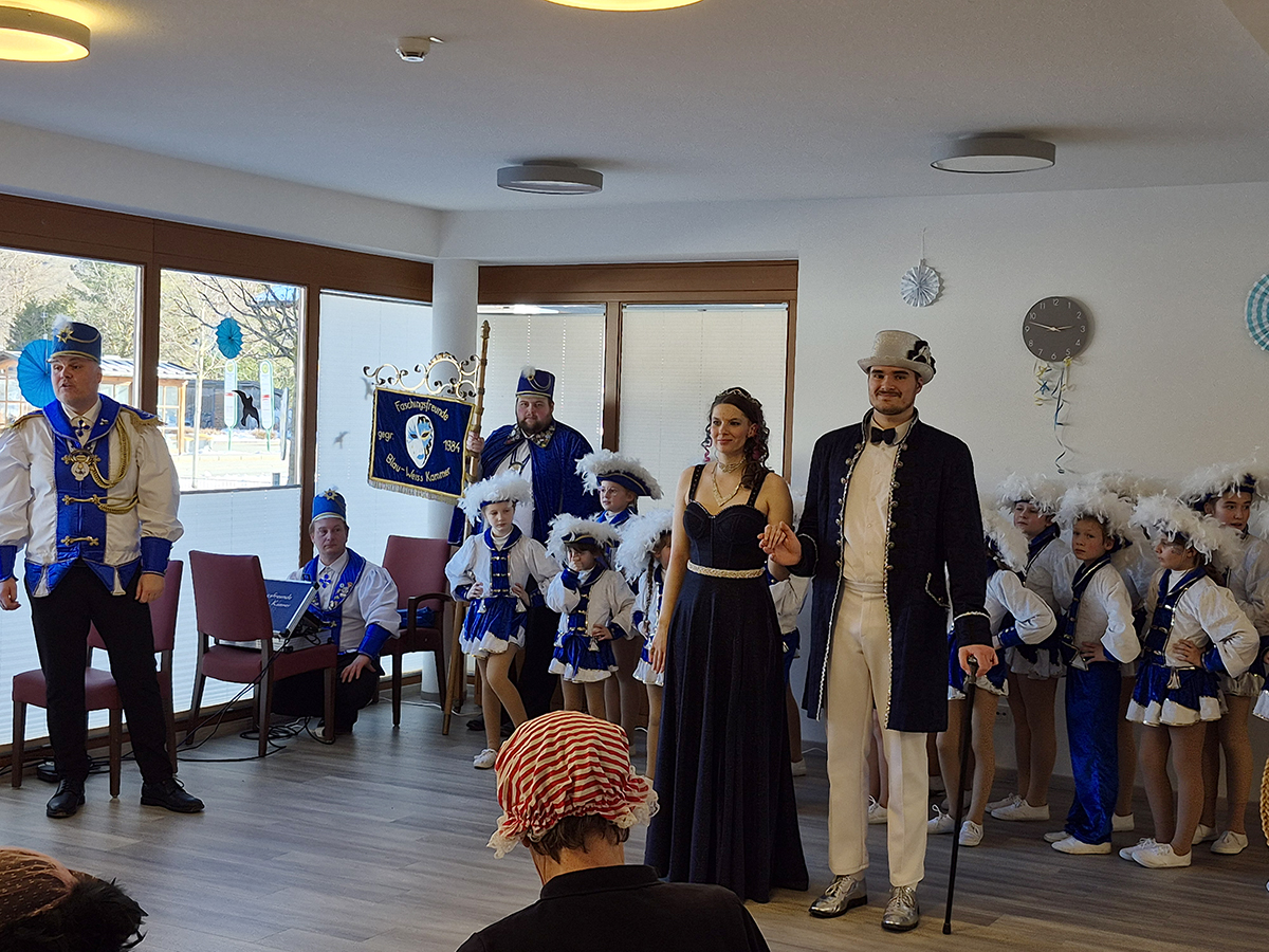 Die Kinder der Jugendgarde Blau-Weiss Kammer e.V. zusammen mit dem Prinzenpaar, kurz vor dem Auftritt.