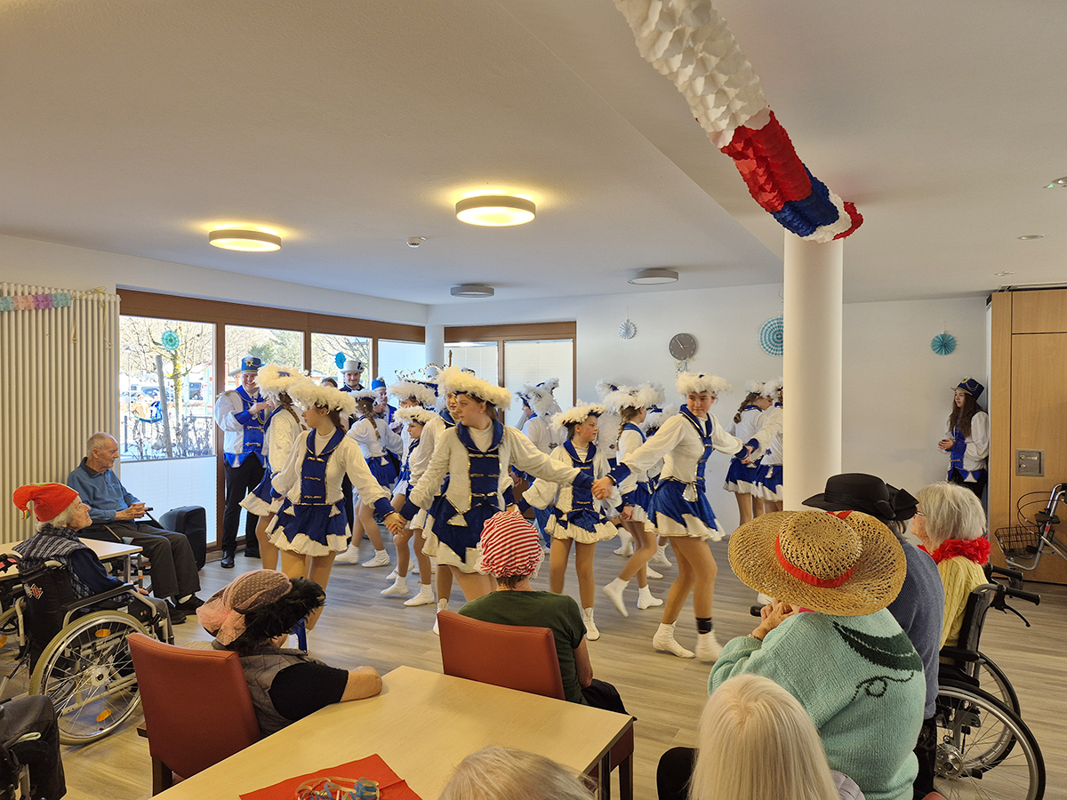 Die Jugendgarde der Faschingsfreunde Blau-Weiss Kammer e.V. in Aktion.