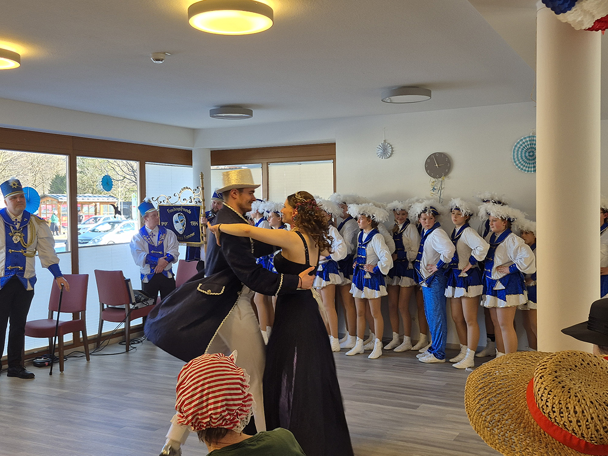 Das Prinzenpaar der Faschingsfreunde Blau-Weiss Kammer e.V. beim Tanz.