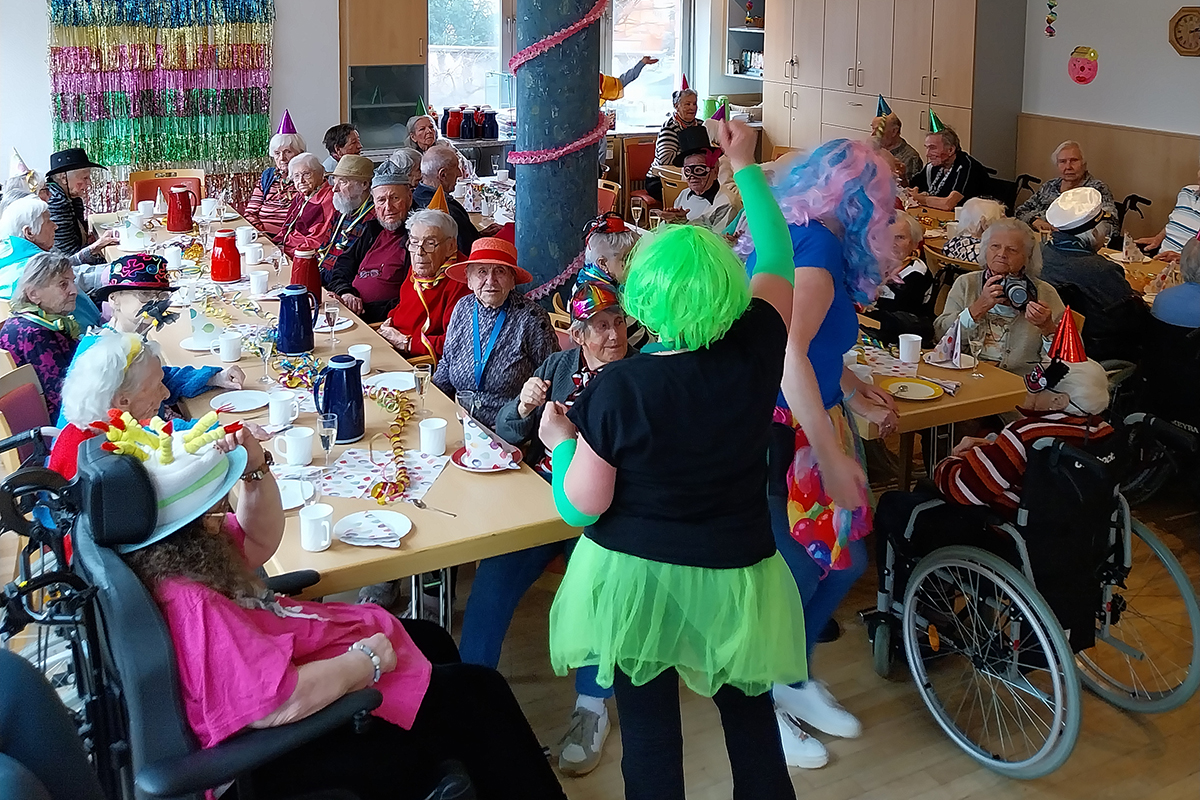 Zahlreiche „Närrinnen und Narren“ kamen zur Faschingsfeier im wunderschön dekorierten Festsaal.