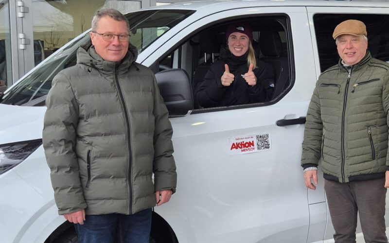 Große Freude bei der Fahrzeugübergabe: Laura Kendler (pädagogische Fachkraft) nimmt gemeinsam mit Ronny Markert (Geschäftsbereichsleiter) den neuen Kleinbus für die Therapeutische Wohngruppe Kammer entgegen. Ermöglicht wurde die Anschaffung durch einen Zuschuss der Aktion Mensch e.V. Von links: Karl Schaffler (Autohaus), Laura Kendler und Ronny Markert.