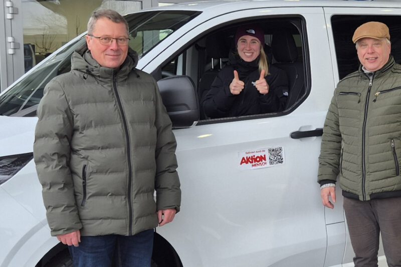 Große Freude bei der Fahrzeugübergabe: Laura Kendler (pädagogische Fachkraft) nimmt gemeinsam mit Ronny Markert (Geschäftsbereichsleiter) den neuen Kleinbus für die Therapeutische Wohngruppe Kammer entgegen. Ermöglicht wurde die Anschaffung durch einen Zuschuss der Aktion Mensch e.V. Von links: Karl Schaffler (Autohaus), Laura Kendler und Ronny Markert.