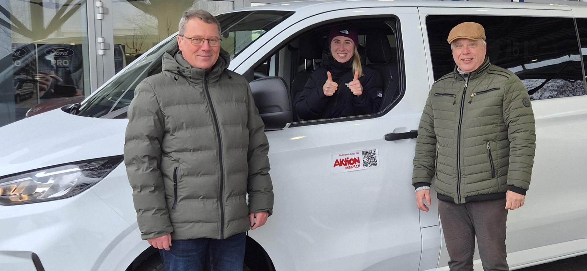 Große Freude bei der Fahrzeugübergabe: Laura Kendler (pädagogische Fachkraft) nimmt gemeinsam mit Ronny Markert (Geschäftsbereichsleiter) den neuen Kleinbus für die Therapeutische Wohngruppe Kammer entgegen. Ermöglicht wurde die Anschaffung durch einen Zuschuss der Aktion Mensch e.V. Von links: Karl Schaffler (Autohaus), Laura Kendler und Ronny Markert.