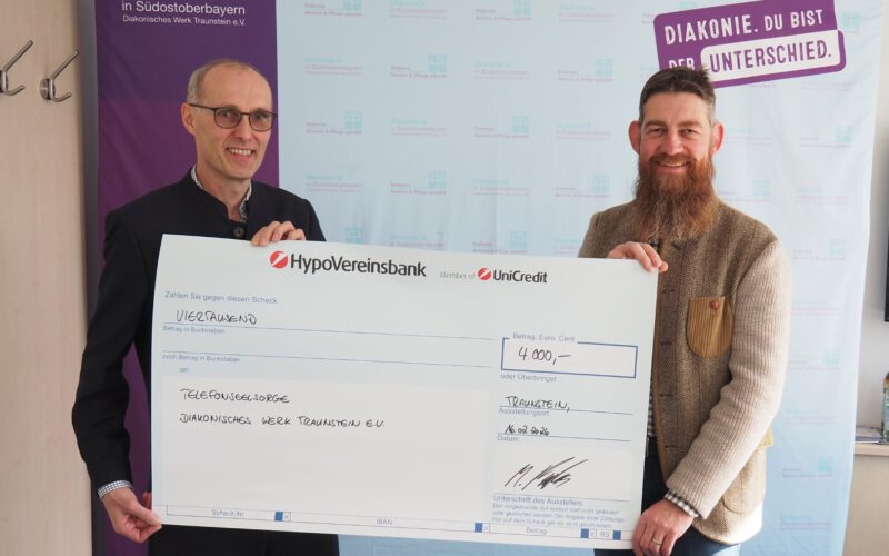 Der neue Ausbildungskurs für Ehrenamtliche der Telefonseelsorge ist gesichert. Dr. Maximilian Fuchs (rechts im Bild) überreicht Diakon Michael Sörgel einen symbolischen Spendenscheck über 4.000 Euro.