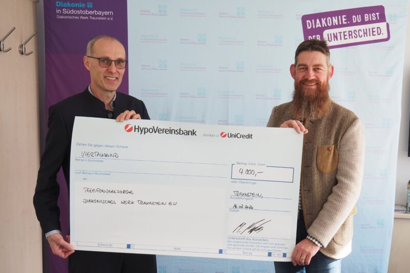 Der neue Ausbildungskurs für Ehrenamtliche der Telefonseelsorge ist gesichert. Dr. Maximilian Fuchs (rechts im Bild) überreicht Diakon Michael Sörgel einen symbolischen Spendenscheck über 4.000 Euro.