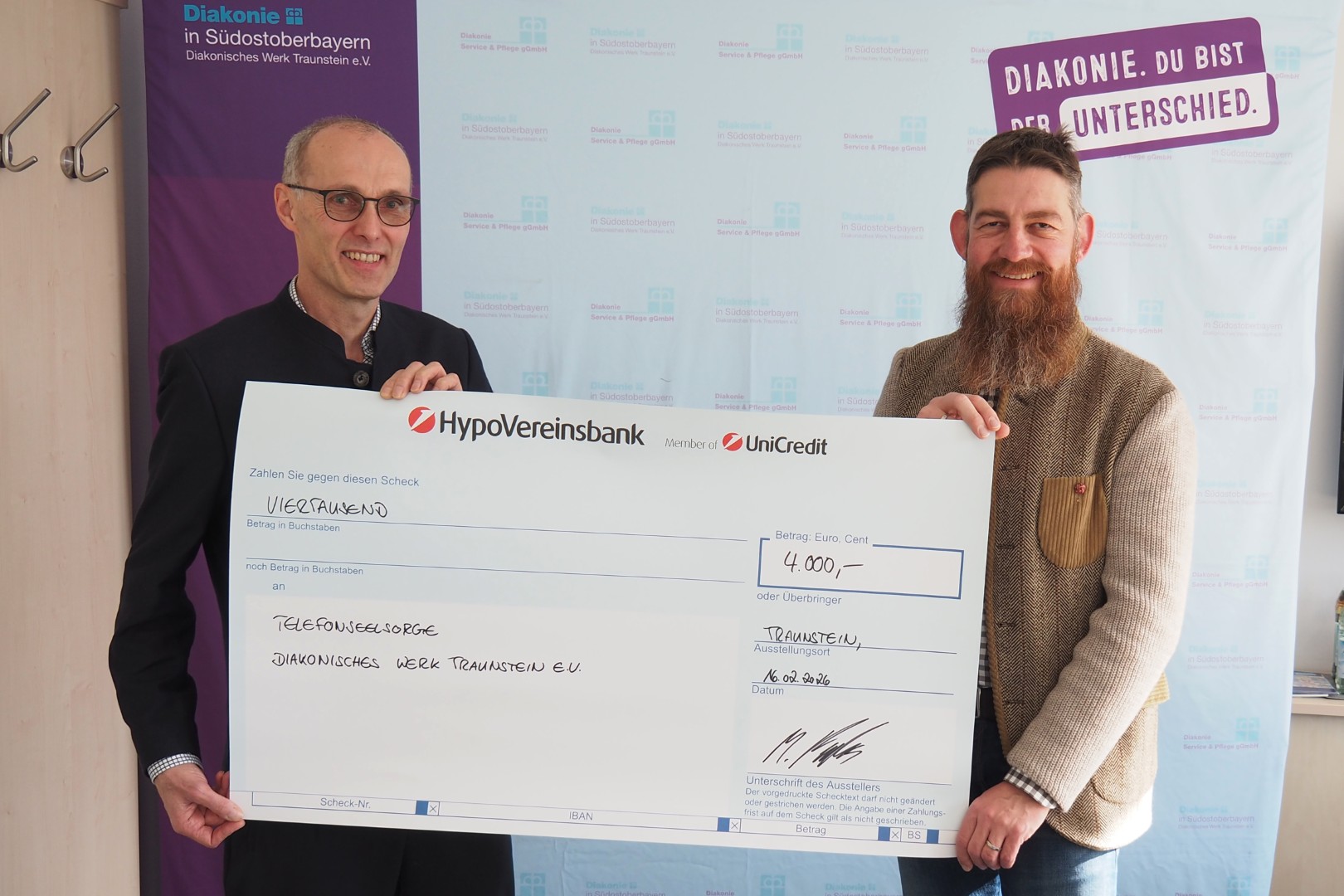 Der neue Ausbildungskurs für Ehrenamtliche der Telefonseelsorge ist gesichert. Dr. Maximilian Fuchs (rechts im Bild) überreicht Diakon Michael Sörgel einen symbolischen Spendenscheck über 4.000 Euro.