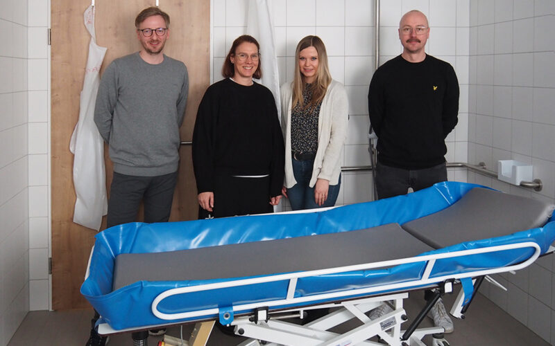 Im neu gestalteten Pflegebad der Kurzzeitpflege (von links) Helmut Obermayer, Bauwesen der Diakonie, Marion Horak, stellvertretende Leitung Familienentlastender Dienst der Lebenshilfe, Nina Dötterl, Leitung des Wilhelm-Löhe-Heims, und Sebastian Heilmayr, Leiter des Familienentlastenden Dienstes der Lebenshilfe.