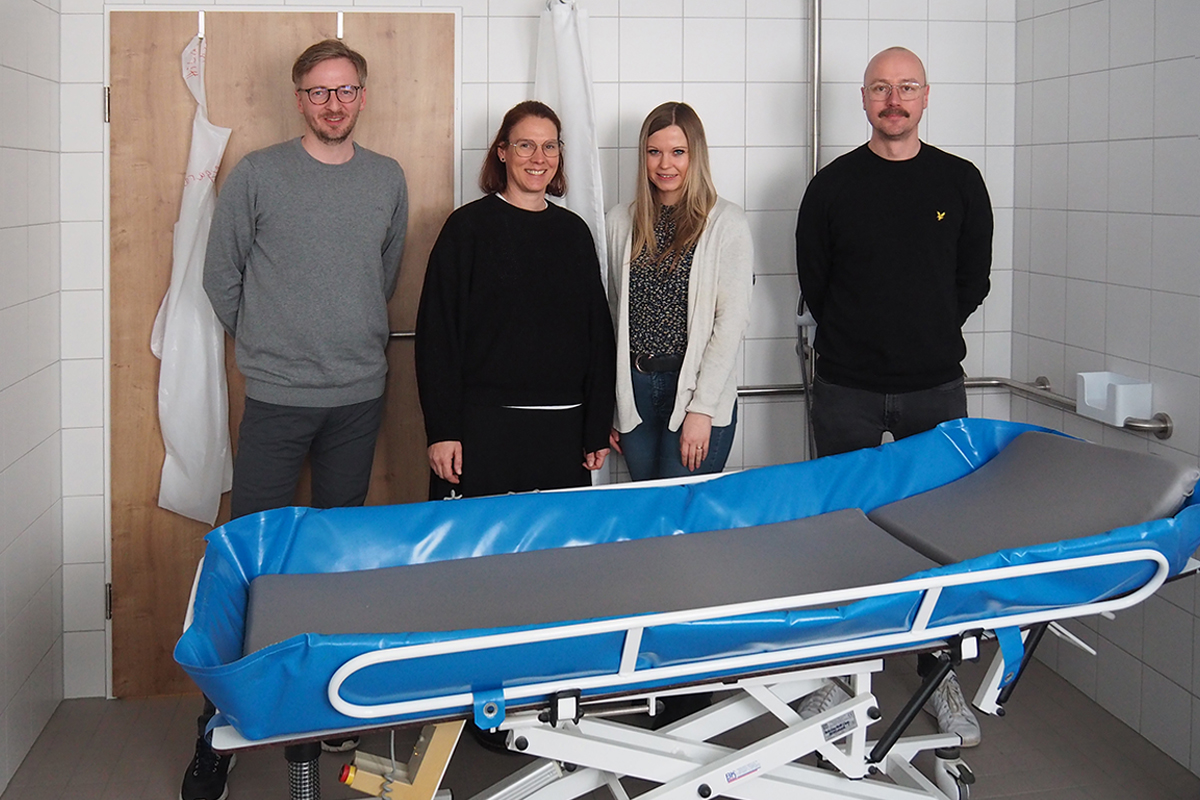 Im neu gestalteten Pflegebad der Kurzzeitpflege (von links) Helmut Obermayer, Bauwesen der Diakonie, Marion Horak, stellvertretende Leitung Familienentlastender Dienst der Lebenshilfe, Nina Dötterl, Leitung des Wilhelm-Löhe-Heims, und Sebastian Heilmayr, Leiter des Familienentlastenden Dienstes der Lebenshilfe.