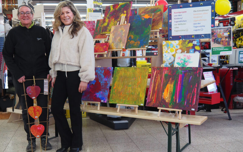 Die Bilder der Kinder und Jugendlichen der Wilhelm-Löhe-Tagesstätte sind im Eingangsbereich des Hagebaumarkts Traunreut ausgestellt. Gisela Auner (rechts) und Winnie Bissen freuen sich auf viele Interessenten.