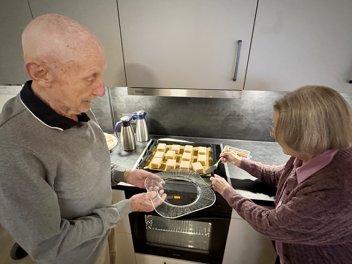 Rita Kirsch und Erhard Rübesam nehmen den Kuchen aus dem neuen Backofen der modernisierten Gemeinschaftsküche und bereiten ihn für den wöchentlichen Seniorennachmittag vor.