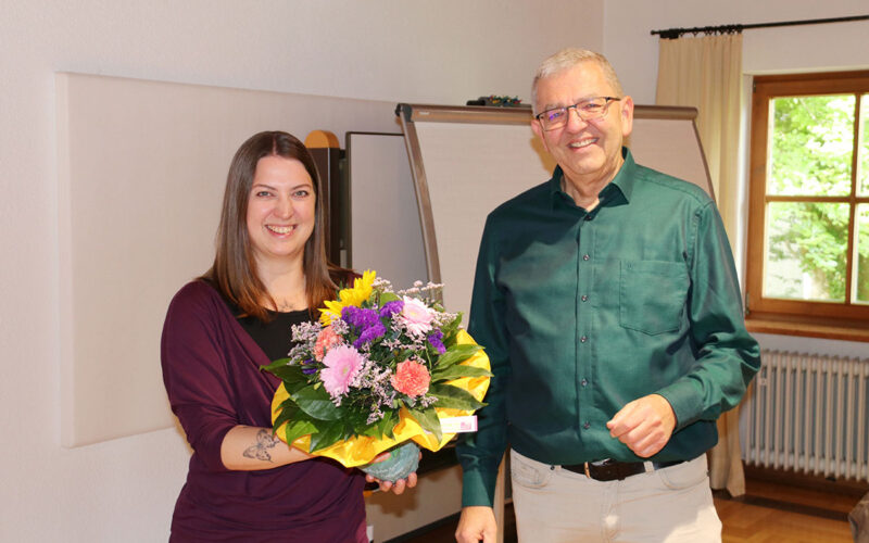 Bereichsleiter Klaus Rieder begrüßt Tanja Quisinsky an ihrem ersten Arbeitstag mit einem Blumenstrauß. Im Anschluss konnte sie bereits viele ihrer künftigen Kolleginnen und Kollegen persönlich kennenlernen, da an diesem Tag eine Mitarbeitendenbesprechung der Geschäftsstelle im Tagungshaus St. Rupert stattfand.