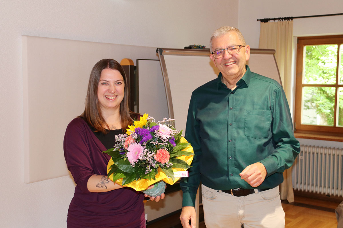 Bereichsleiter Klaus Rieder begrüßt Tanja Quisinsky an ihrem ersten Arbeitstag mit einem Blumenstrauß. Im Anschluss konnte sie bereits viele ihrer künftigen Kolleginnen und Kollegen persönlich kennenlernen, da an diesem Tag eine Mitarbeitendenbesprechung der Geschäftsstelle im Tagungshaus St. Rupert stattfand.