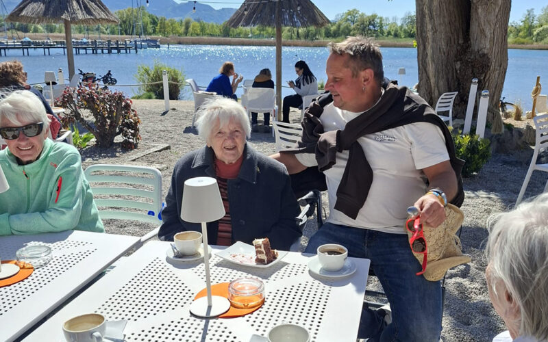 Die Seniorinnen und Senioren genossen das angenehme Wetter bei Kaffee, Kuchen oder einem leckeren Eis.