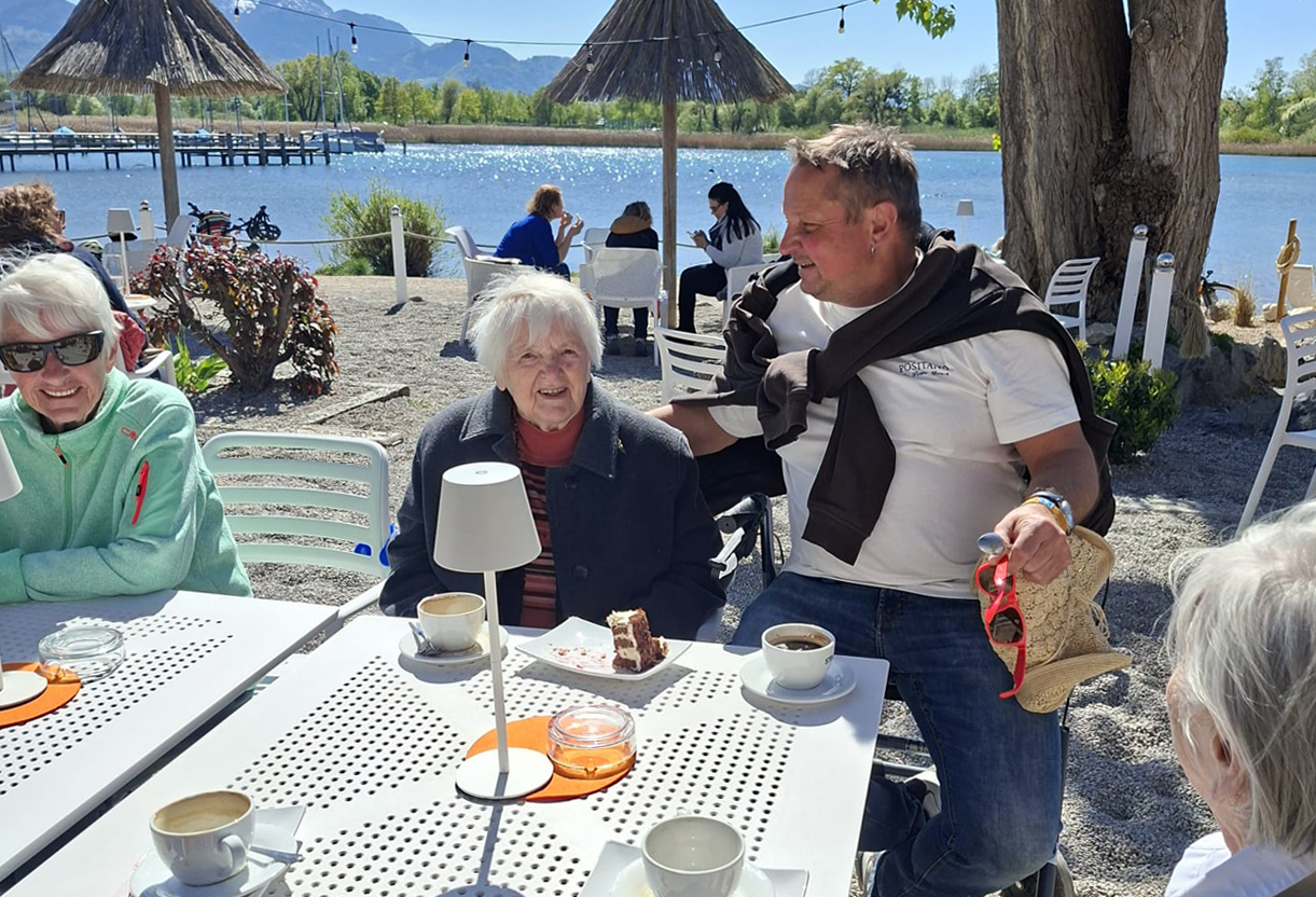 Die Seniorinnen und Senioren genossen das angenehme Wetter bei Kaffee, Kuchen oder einem leckeren Eis.