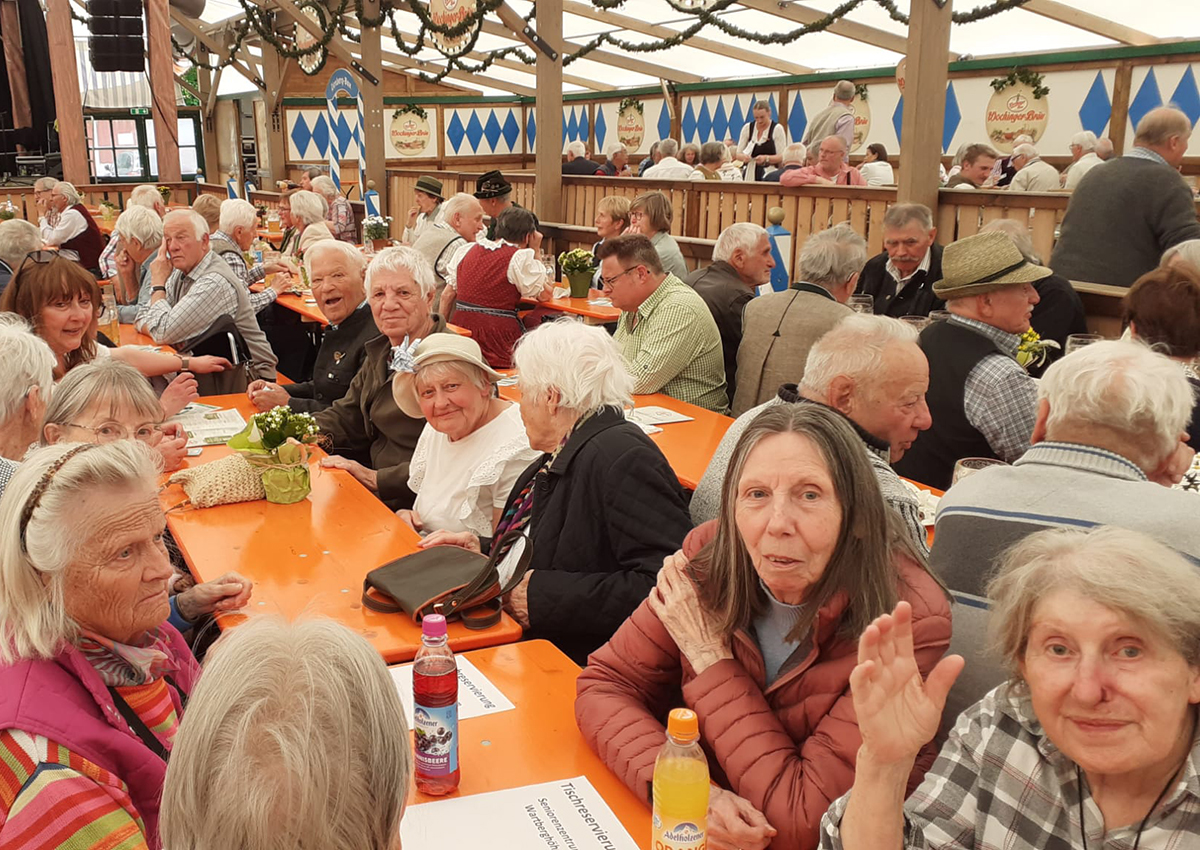 Zahlreiche Seniorinnen und Senioren waren beim Besuch des Frühlingsfests dabei.