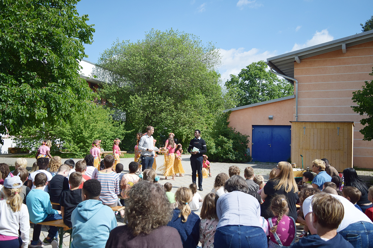 Schüler:innen, Lehrkräfte und Schulbegleitungen bei der Begrüßungsfeier für die Gäste im Innenhof des Wilhelm-Löhe-Förderzentrums.