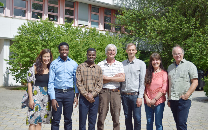 Zwei Diakone aus Tansania zu Besuch im Wilhelm-Löhe-Förderzentrum in Traunreut. Von links nach rechts: Verena Penn, Jackson Kisanga, Herman Kitange, Reinhard Penn, Benedikt Schechtel, Marianne Penn, Tom Pfeiffer