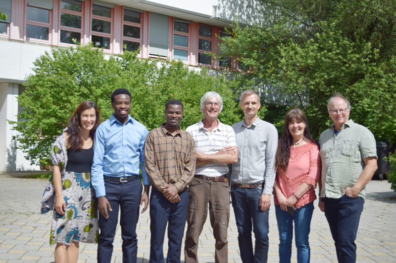 Zwei Diakone aus Tansania zu Besuch im Wilhelm-Löhe-Förderzentrum in Traunreut. Von links nach rechts: Verena Penn, Jackson Kisanga, Herman Kitange, Reinhard Penn, Benedikt Schechtel, Marianne Penn, Tom Pfeiffer